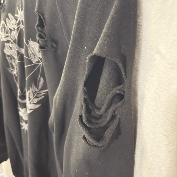 🚨LAST CHANCE 🚨 Torrid Cozy Floral Geo Distressed Graphic Hoodie - Picture 3 of 7